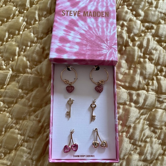 Steve Madden charm earrings set of 3 Jewelry gold - Picture 4 of 5